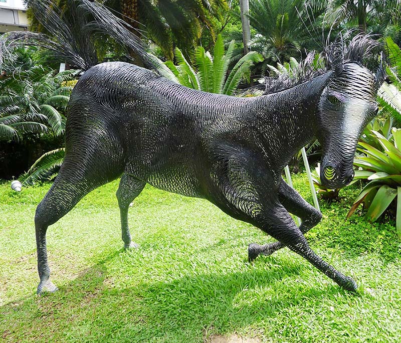 11 wire sculpture horse by derek kinzett