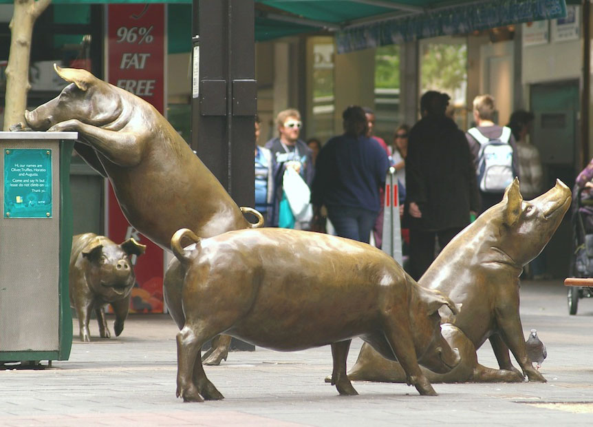 creative sculptures pigs on street