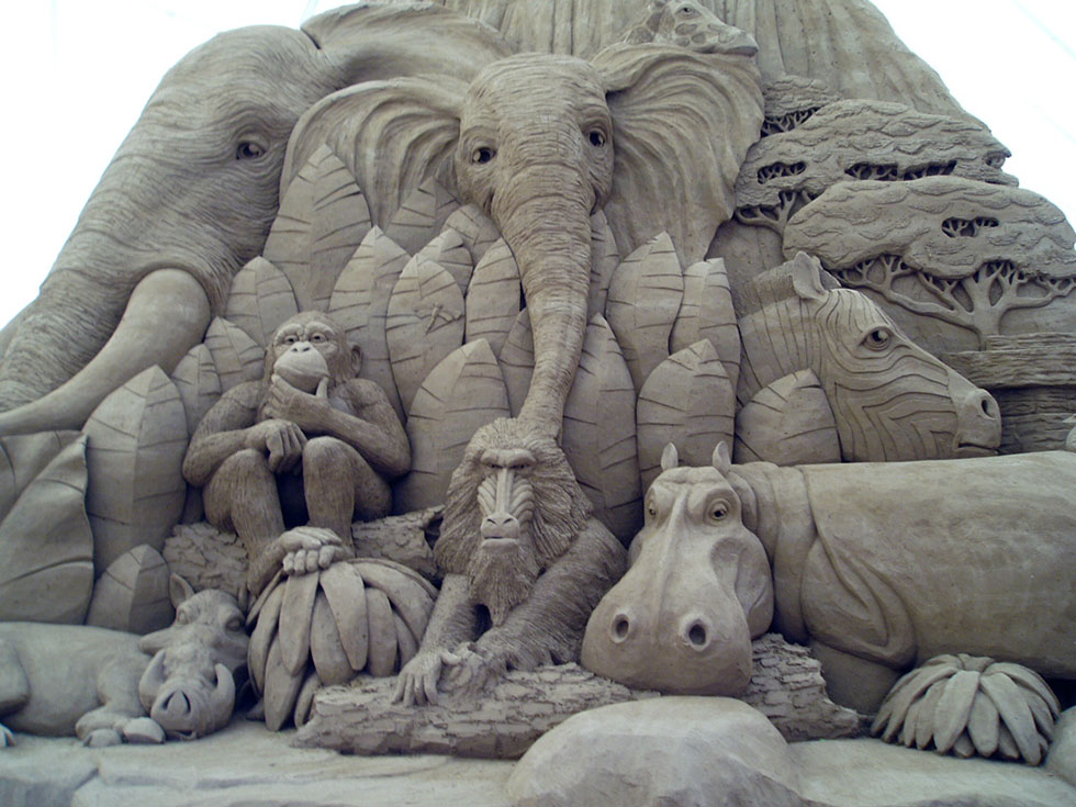 2 animal sand sculptures