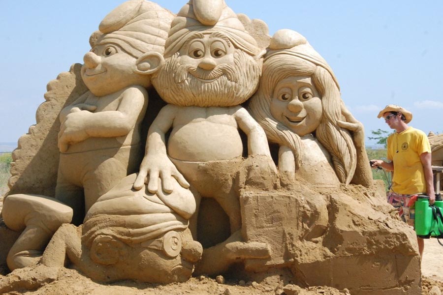 5 cartoon characters sand sculptures